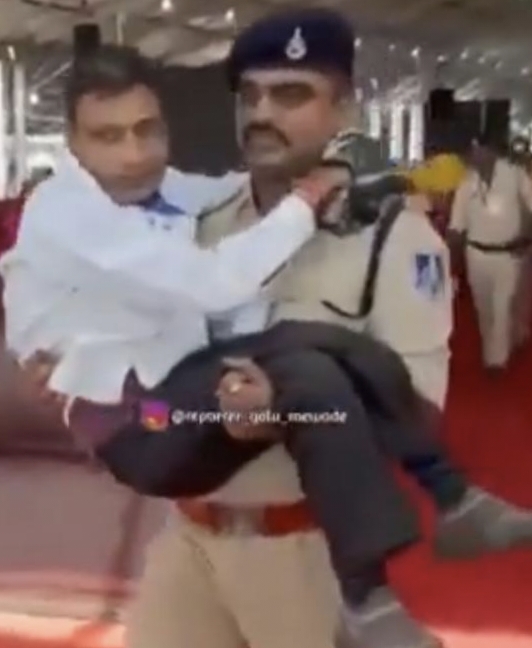 धार पुलिस  17.09.2025 को जिला धार में बदनावर थाना क्षेत्रान्तर्गत भैंसोला में पी.एम. मित्रा मेगा पार्क में माननीय प्रधानमंत्री, भारत सरकार श्री नरेन्द्र मोदी जी के कार्यक्रम में थाना प्रभारी धामनोद – प्रवीण ठाकरे को पुलिस महानिदेशक महोदय  ने 5000 के नगद इनाम से  किया पुरुस्कृत ।