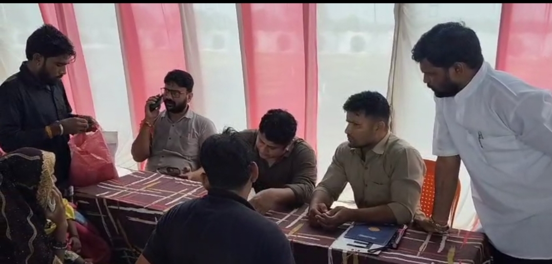 कुक्षी माँ-माटी-मानव सेवा संस्थान के द्वारा दिव्यांगता शिविर के प्रथम चरण का आयोजन किया गया आयोजन में स्वास्थ्य विभाग के अधिकारी/कर्मचारीयो द्वारा दी गयी स्वास्थ्य सेवाएं।