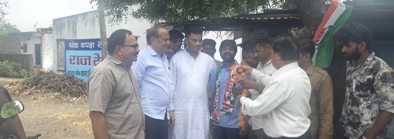 अजंदीमान में गुरुवार को 20 से अधिक युवाओं ने कांग्रेस पार्टी मिलकर जयस राष्ट्रीय सरंक्षक विधायक डॉ हिरालाल अलावा ने सभी को पूष्पमाला पहनाकर स्वागत किया गया।