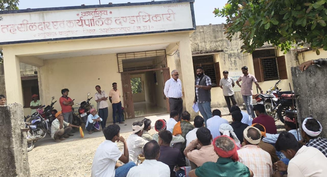 अलीराजपुर जनजाति विकास मंच ने कट्ठीवाड़ा सहकारी बैंक घोटाले पर किया तहसील का घेराव किसानों के खातों से लाखों का गबन; मंच की शिकायत पर बैंक कर्मियों के विरुद्ध नामजद FIR दर्ज