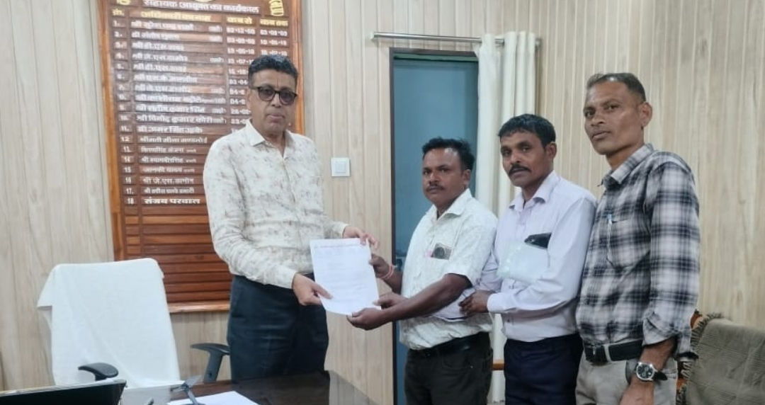 अलीराजपुर तीन माह से मानदेय नहीं मिलने पर आजाद स्कूल अतिथि शिक्षक संघ सहायक आयुक्त से मिले सोपा ज्ञापन