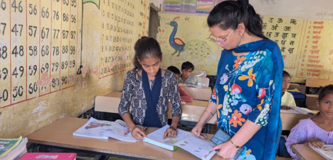 अलीराजपुर कलेक्‍टर श्रीमती माथुर ने भ्रमण के दौरान स्‍कूल , स्‍वास्‍थ्‍य केन्‍द्र सहित आंगनबाड़ी का निरीक्षण किया शिक्षा के स्तर सुधारने के दिए निर्देश