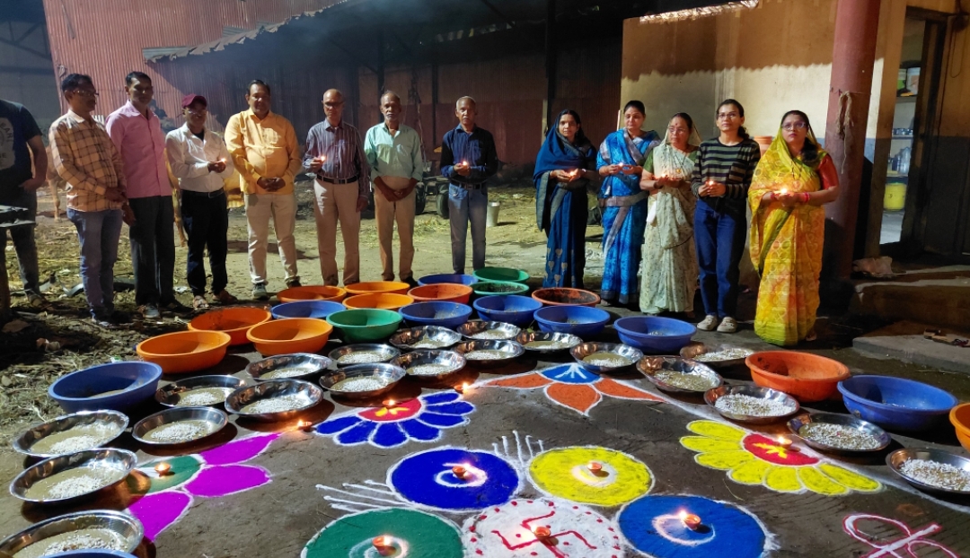 इंदौर पच कुइया गौ शाला मे अपने पित्रो की याद में दीप दान  कर गौ माता की पुजन कर रंगोली बनाकर गोमाता को पोष्टिक आहार खिला कर पुनीत कार्य किया