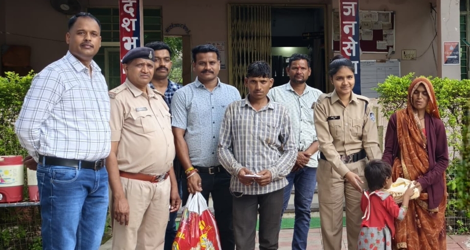 सेंधवा शहर पुलिस का गरीब परिवार को दीपावली का उपहार चोरी गए 52 हजार रूपये के बदले एसडीओपी अजय वाघमारे ऐव थाना प्रभारी बलजीत सिंह बिसेन दोनो ने अपने पास से फटाके मिठाई एव 20 हजार रूपये नगद देकर गरीब परिवार की लोटाई खुशी मानवता की वास्तविक मिसाल पेश की पूरे बड़वानी जिले में प्रशंसा