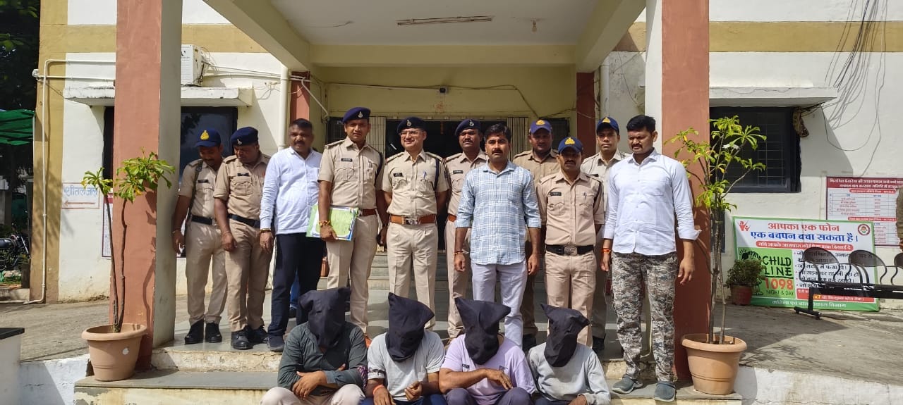 कुक्षी पुलिस ने किया ग्राम कापसी की 10 लाख रुपए की डकैती का पर्दापाश 4 आरोपी गिरफ्तार, लूट गए लाखों के स्वर्ण आभूषण सहित घटना में प्रयुक्त मोटरसाइकिल एवं कार भी बरामद