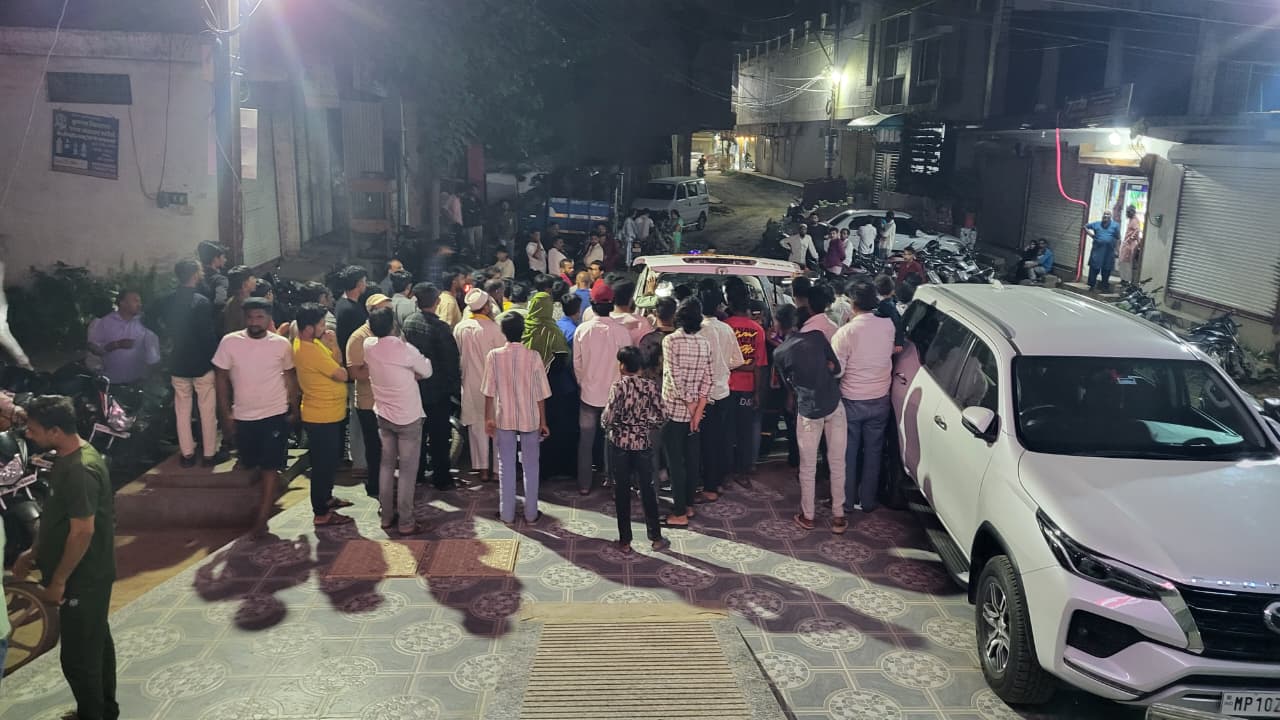 मनावर दो पक्षों में हुआ विवाद : लाठी डंडे चले, एक व्यक्ति को गंभीर चोट लगने से इलाज के दौरान मौत हो गई, सभी आरोपी पुलिस कस्टडी में