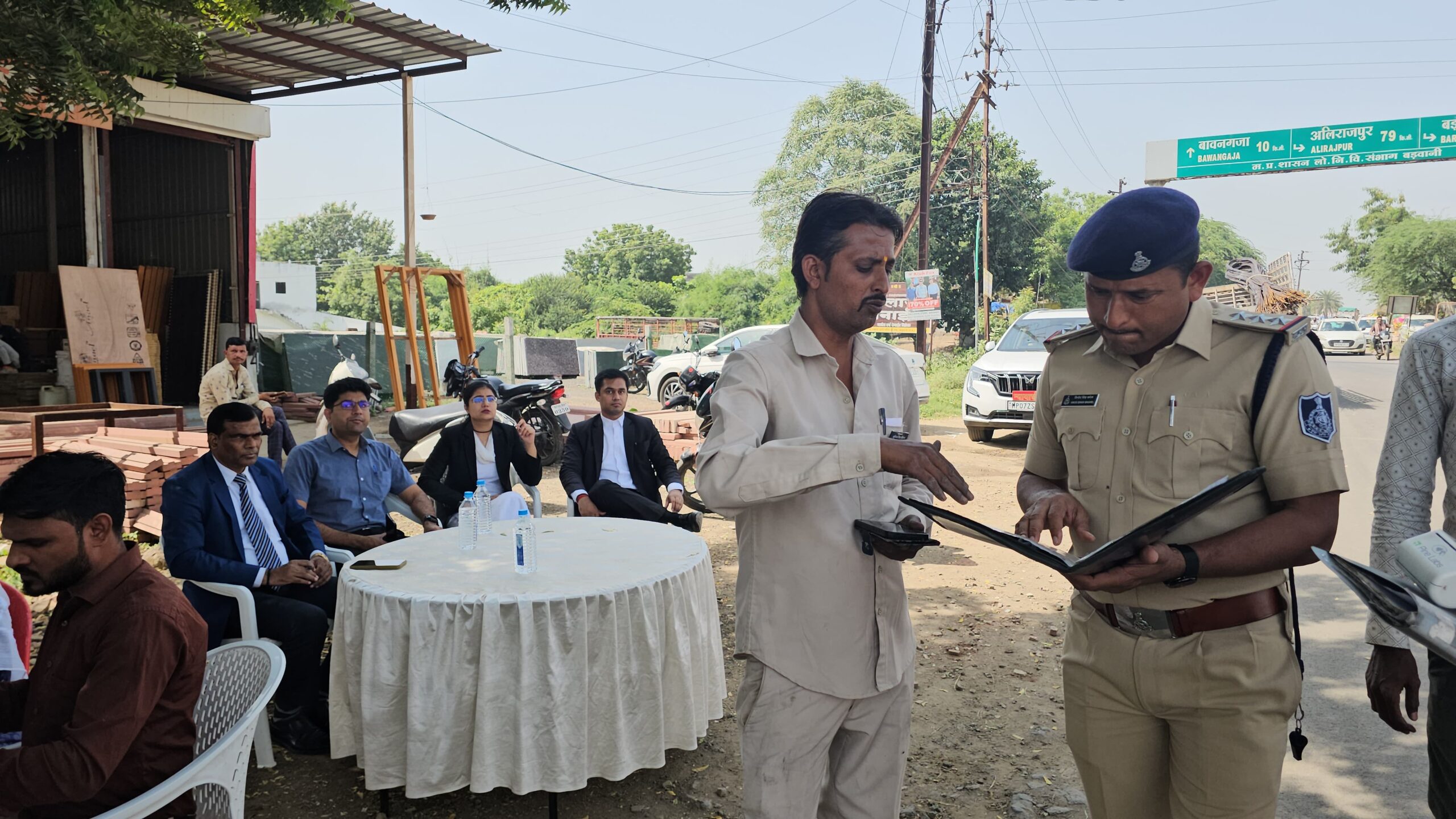 थाना यातायात बड़वानी एवं चलित कोर्ट मोबाइल द्वारा यातायात साक्षरता एवं जागरूकता अभियान के अंतर्गत विशेष चेकिंग अभियान संपन्न  31 चालान बनाकर ₹20500 जुर्माना वसूल किया गया