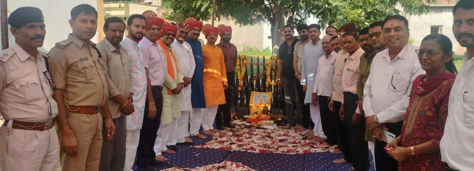 कुक्षी विजयादशमी के अवसर पर पुलिस थाना कुक्षी में किया गया शस्त्र पूजन