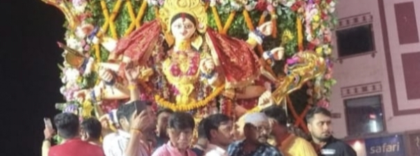 वाराणसी मां दुर्गा विसर्जन नम : आंखें माता की जयकार,चेहरे पर सिंदूर की लाली देवनाथपुर की मां दुर्गा की भावभीनी विदाई |