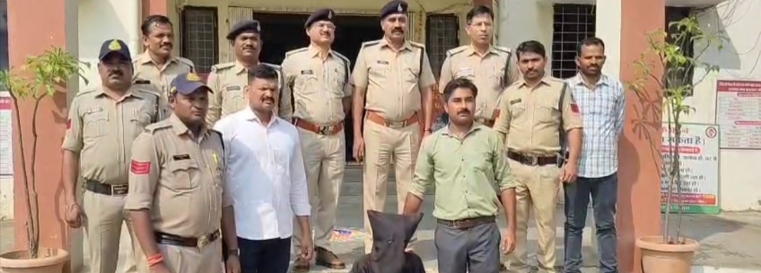 कुक्षी,के भावसार मोहल्ले मे दिनदहाड़े, घर के बाहर खड़ी महिला के गले से सोने का हार खींचकर, लूटकर ले जानेवाले आरोपी का कुक्षी पुलिस द्वारा 6 घंटो के अन्दर पर्दाफाश