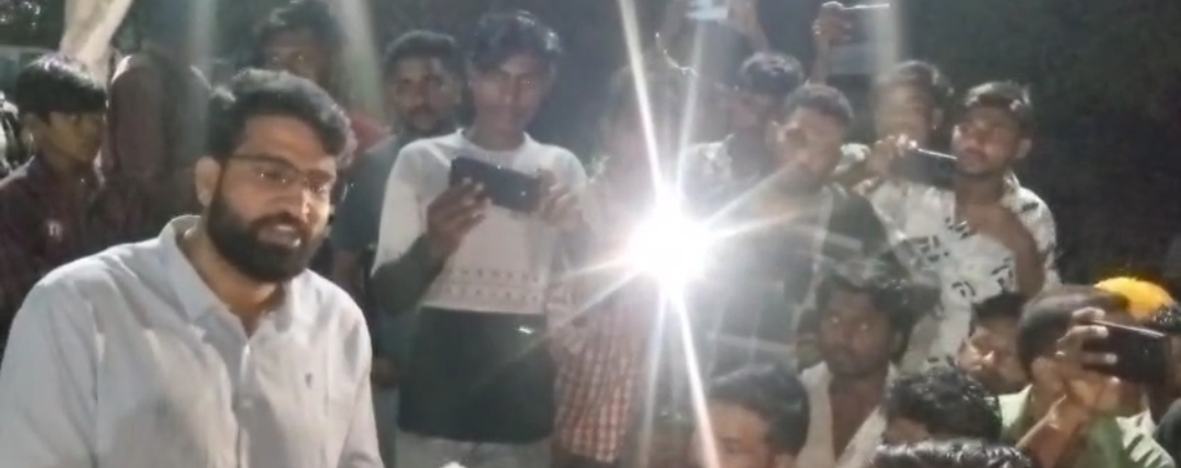 जीराबाद महिला की मौत से आक्रोशित लोगों ने जिराबाद चौकी सामने शाम से मंगोद मनावर मार्ग पर शव रख कर दिया चक्का जाम , पुलिस कर्मी हटाने सहित कार्यवाही की मांग एसडीएम sdop सहित अधिकारी मौके पर देर शाम तक हंगामे आश्वासन बाद माने ग्रामीण